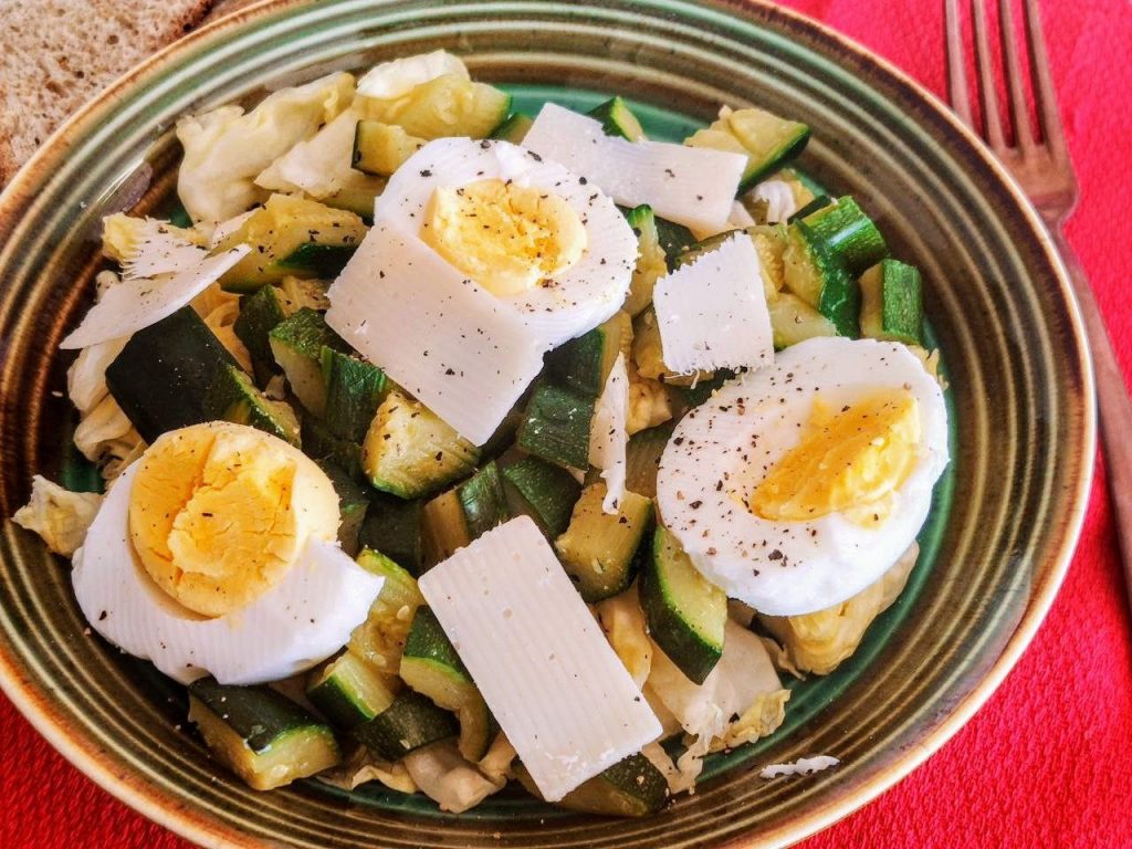 Insalata con zucchine uova sode e parmigiano