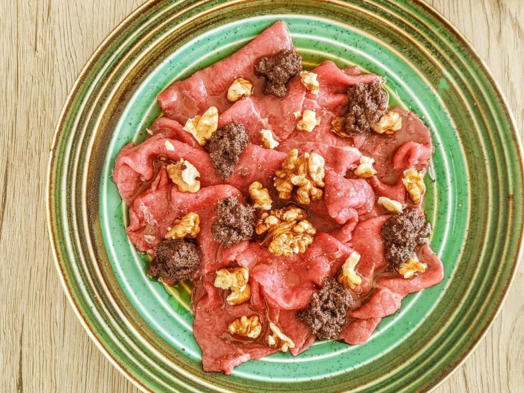 Carpaccio di carne con noci e patè di olive