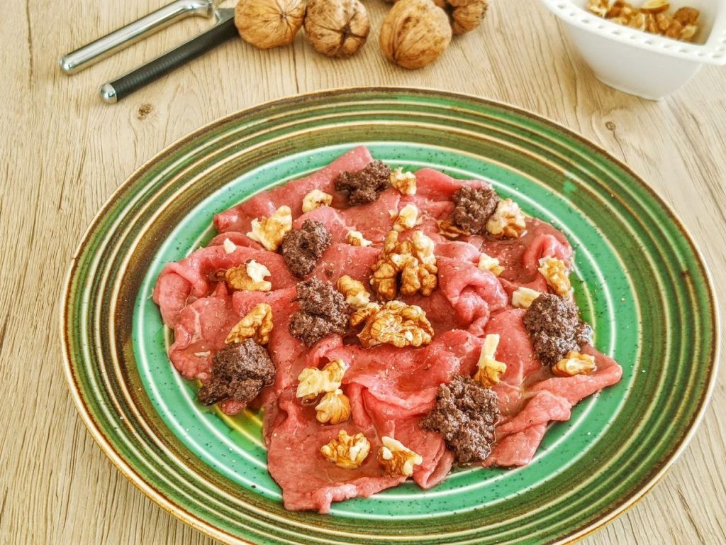 Carpaccio di carne con noci e patè di olive