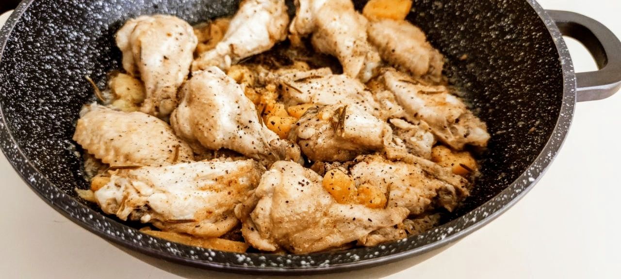Coscette di pollo con patate in padella