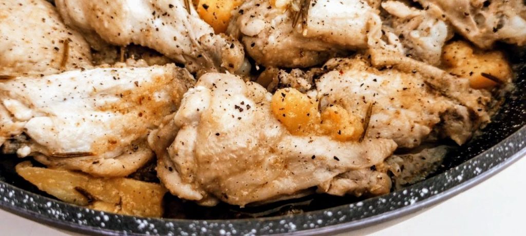 Coscette di pollo con patate in padella
