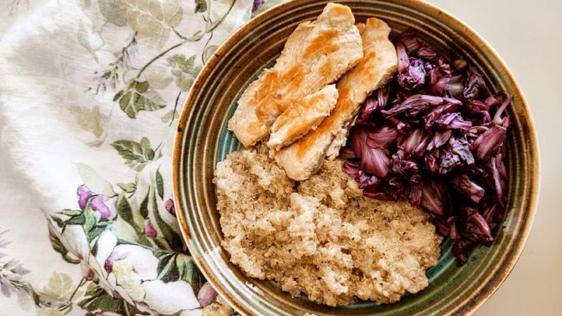 Bowl di quinoa radiccho e salmone