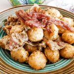 Gnocchi di patate con pesto e prosciutto crudo