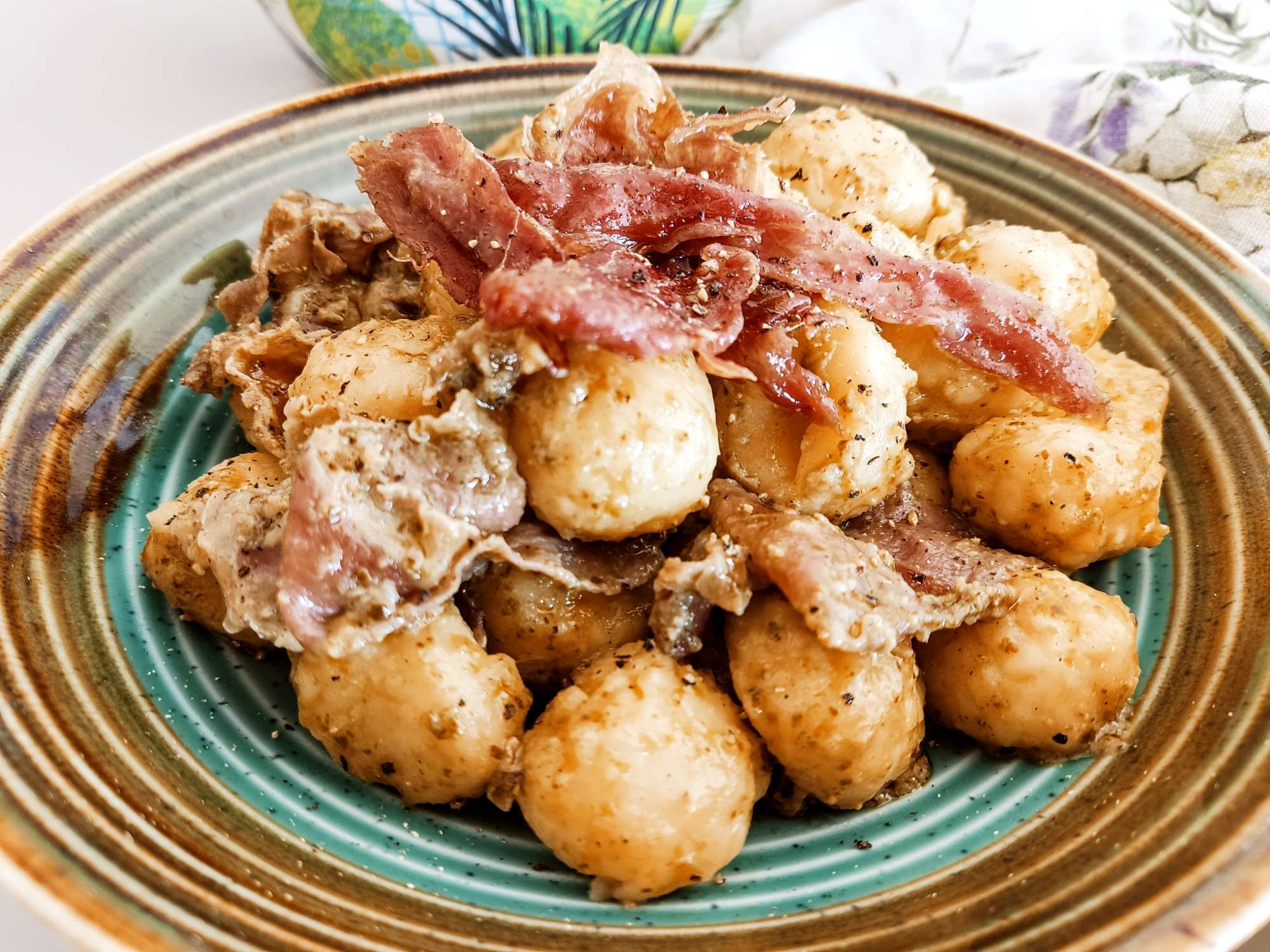Gnocchi di patate con pesto e prosciutto crudo