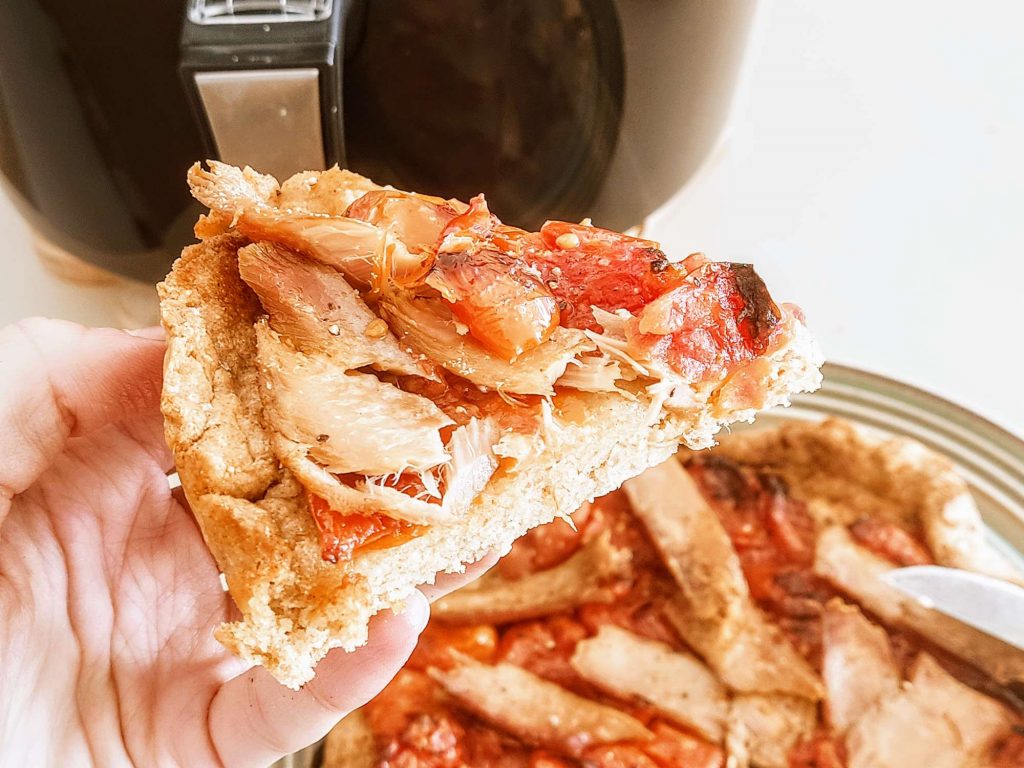 Pizza integrale rossa con ventresca di tonno
