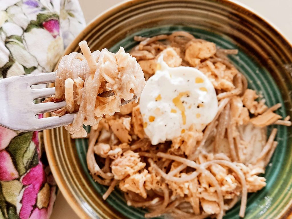 Spaghetti di farro con crema di burrata e salmone