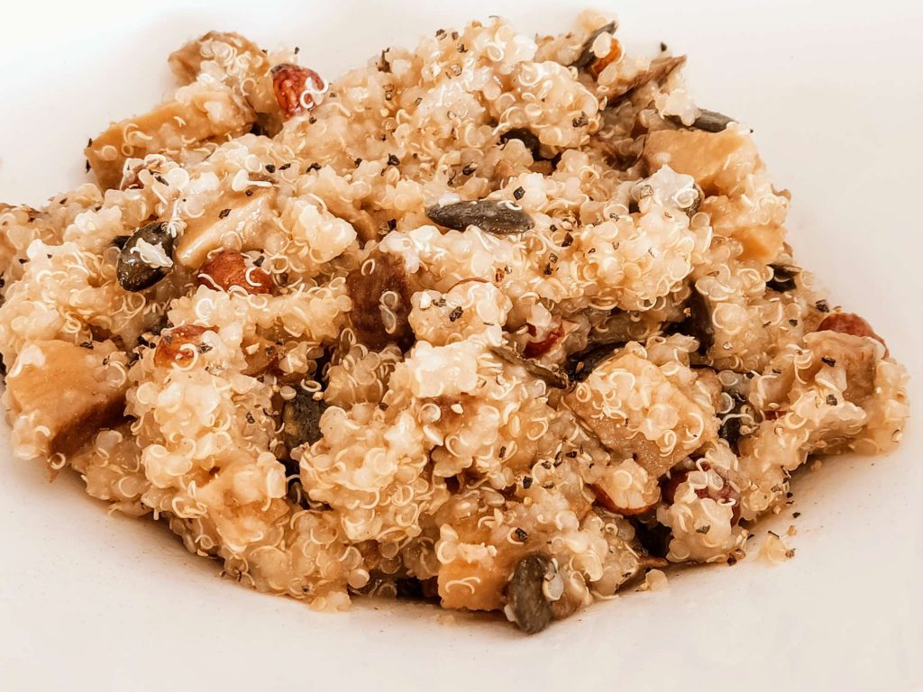 Quinoa con seitan nocciole e semi di zucca