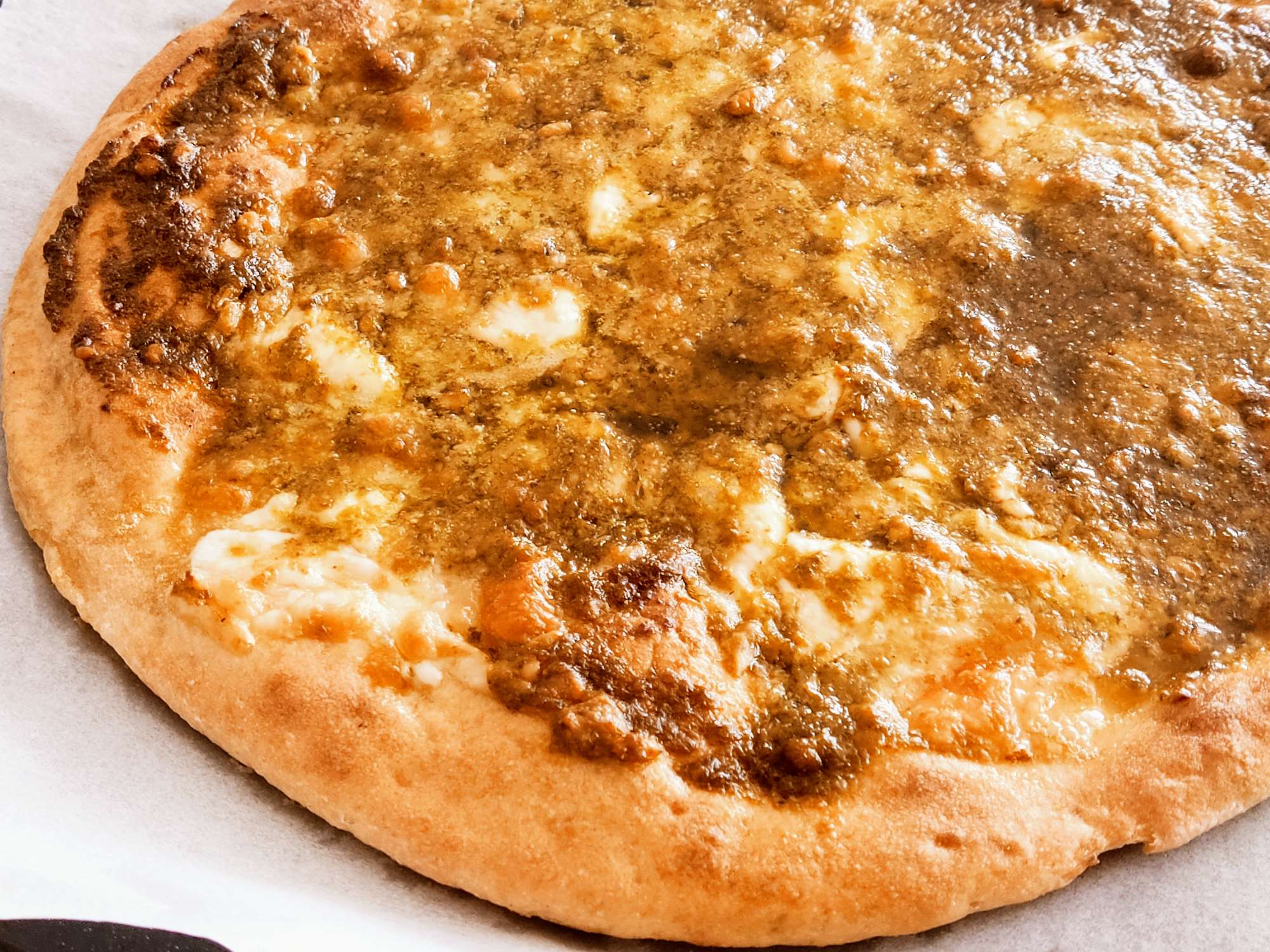 Pizza bianca con mozzarella e pesto