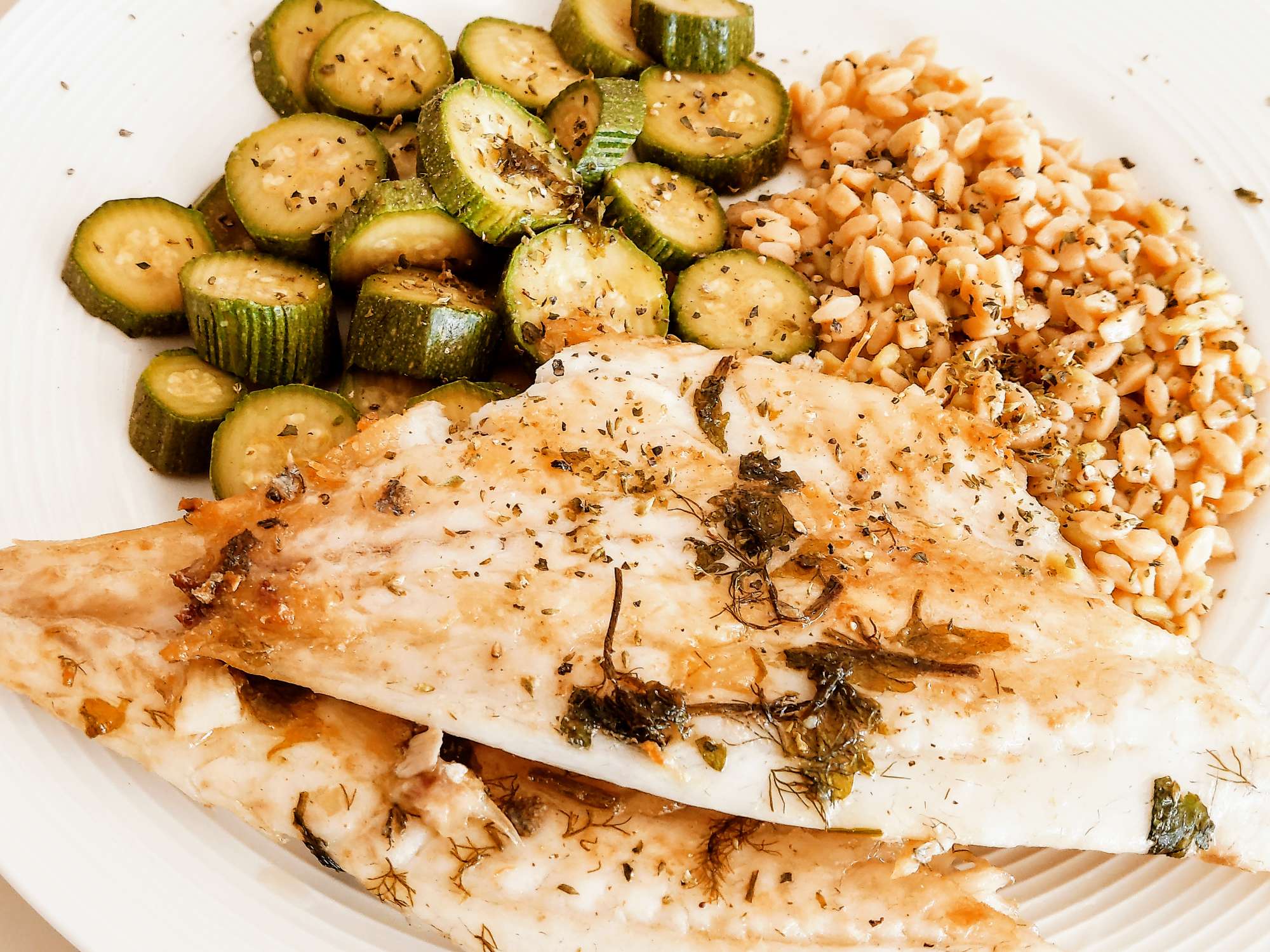 Piatti unici a base di pesce: pasta di legumi con orata e zucchine
