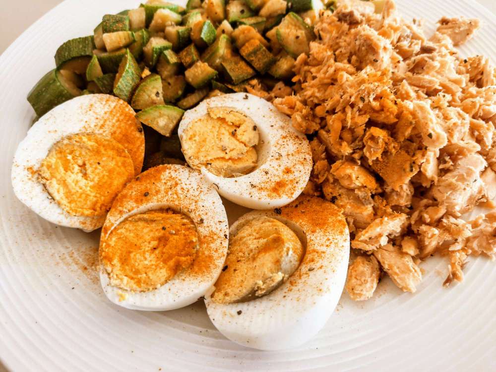 Piatti unici light: zucchine uova sode e salmone con curcuma e zenzero