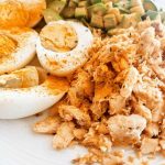Piatti unici light: zucchine uova sode e salmone con curcuma e zenzero