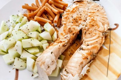 Piatti unici light a base di pesce senza glutine: pasta di lenticchie rosse decorticate con carosello e salmone