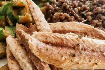 Piatti unici light senza glutine a base di pesce: lenticchie zucchine e sgombro