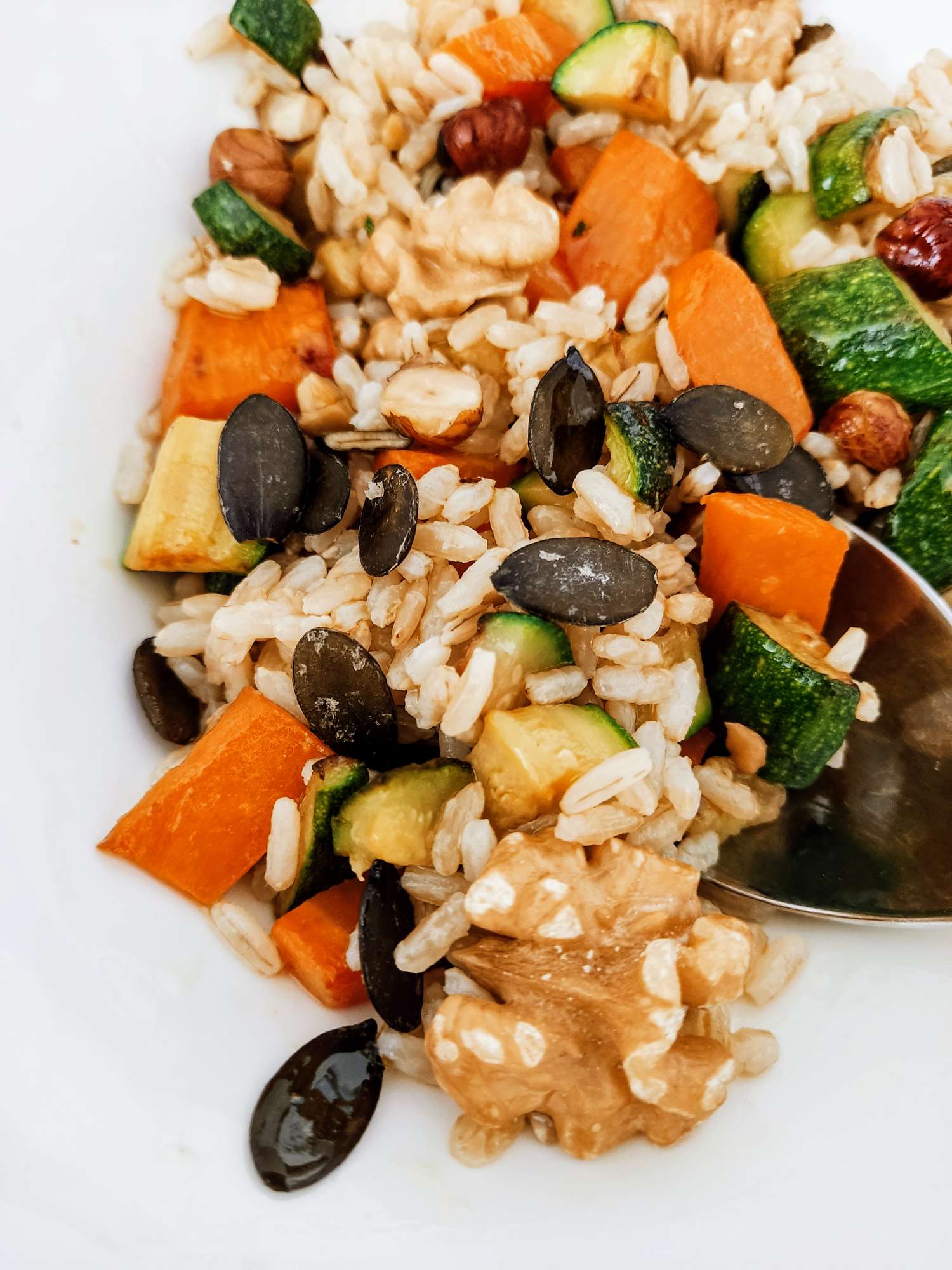 Insalata di riso integrale vegana con verdure croccanti e frutta secca