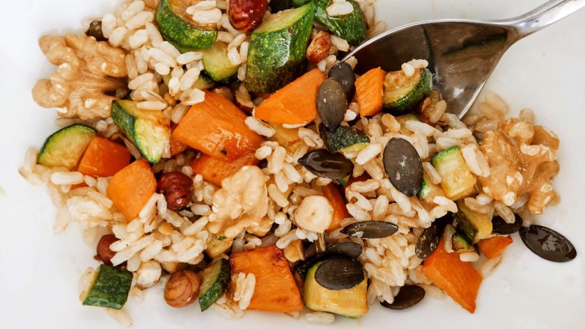 Insalata di riso integrale vegana con verdure croccanti e frutta secca