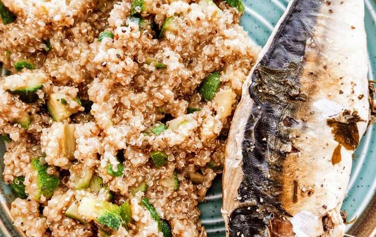 Quinoa con sgombro fresco e zucchine