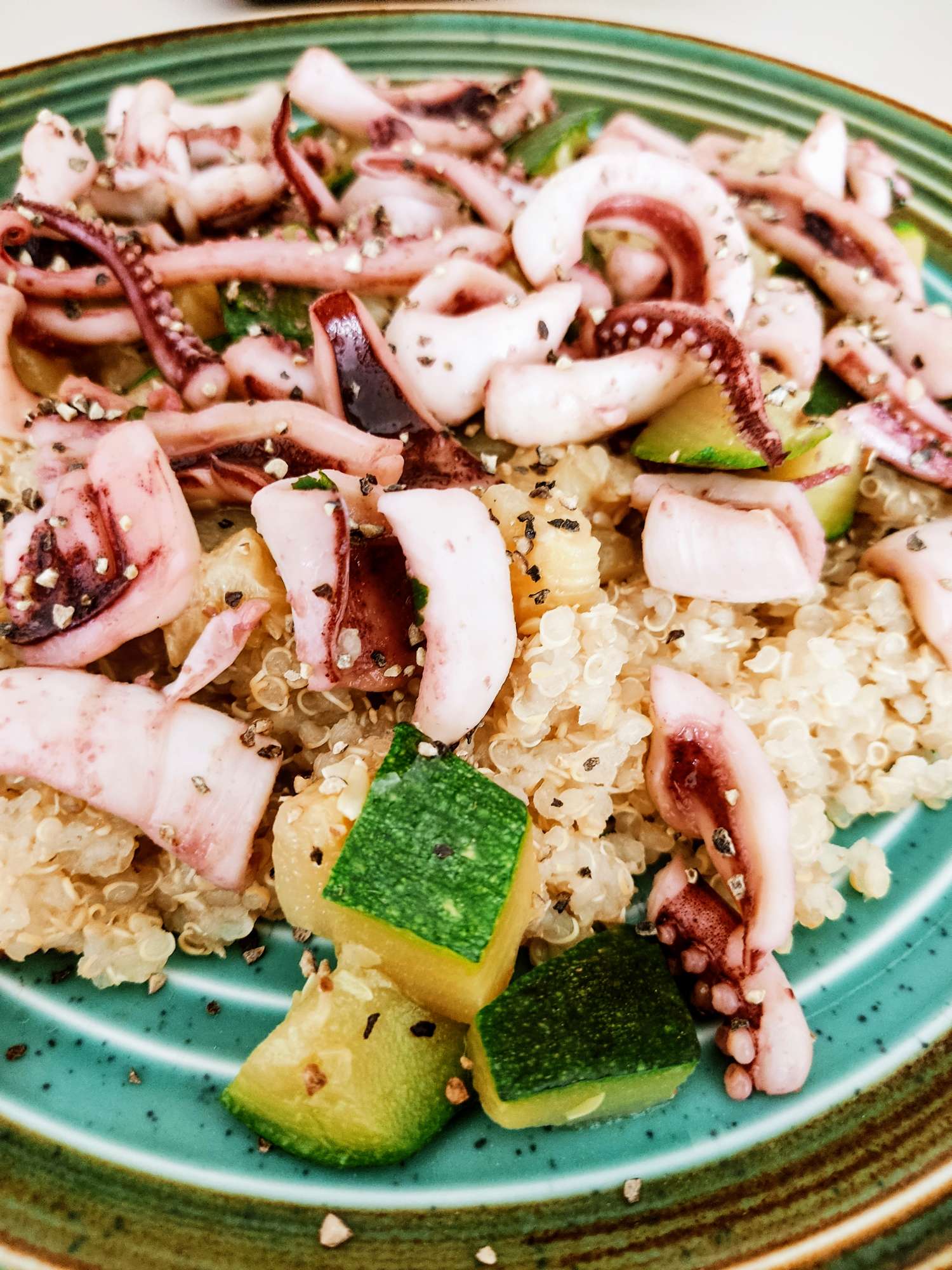 Quinoa con calamari e zucchine