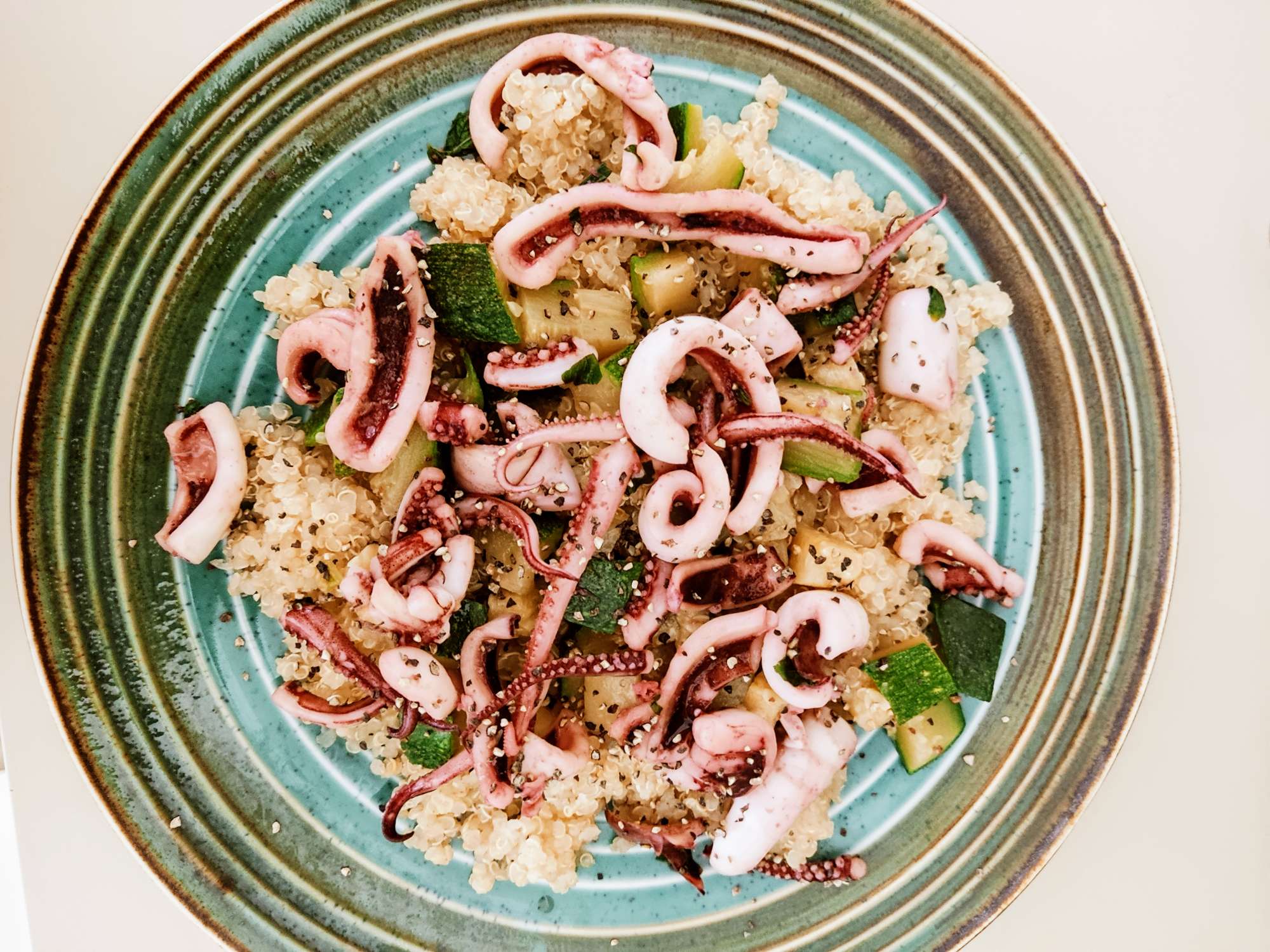 Quinoa con calamari e zucchine