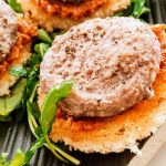 Mini burger di carne con crema di pomodori secchi e pane fresco
