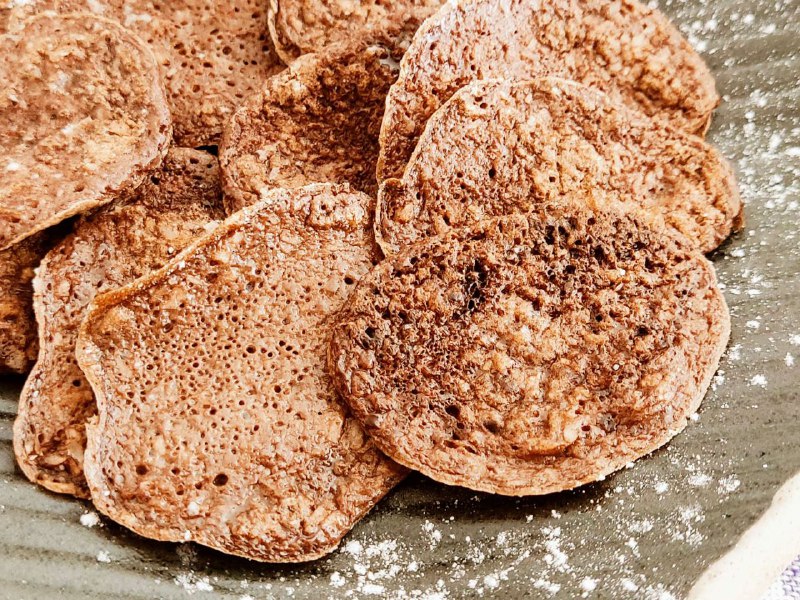 Cereal pancakes keto al cacao amaro con farina di cocco
