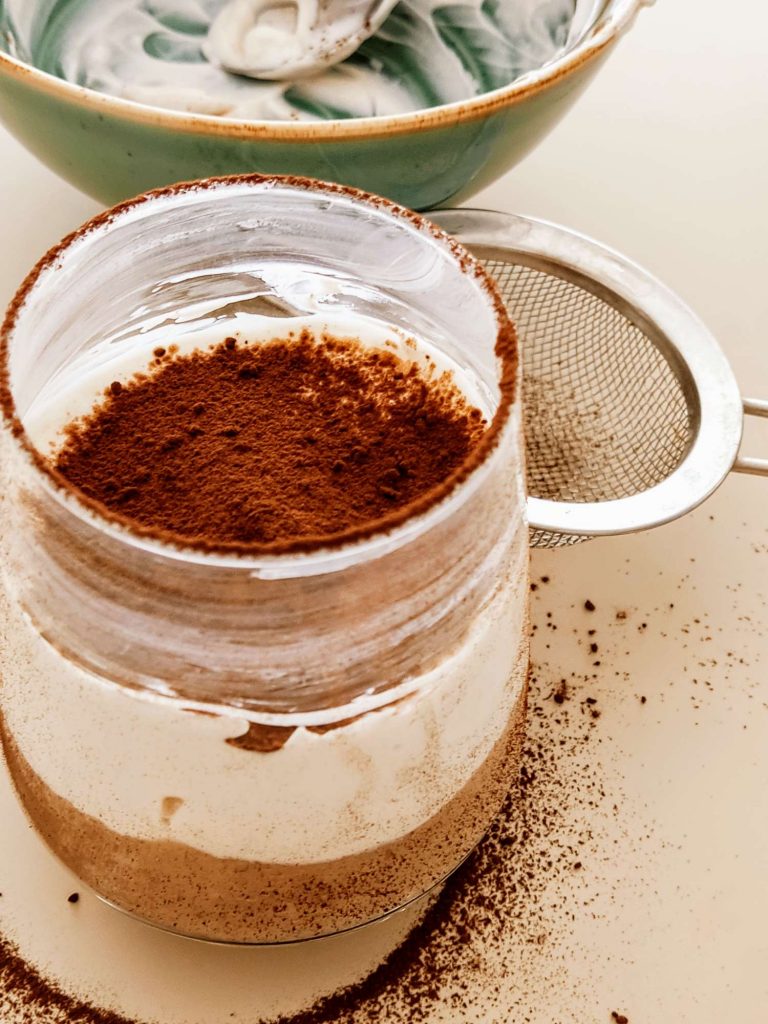 Porridge al caffè in bicchiere