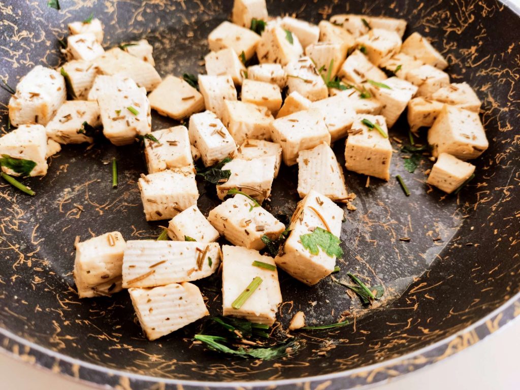 Tofu in padella alle erbe aromatiche