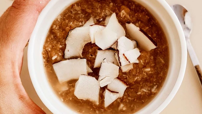 Porridge cremoso con quinoa soffiata e cocco senza lattosio e senza glutine