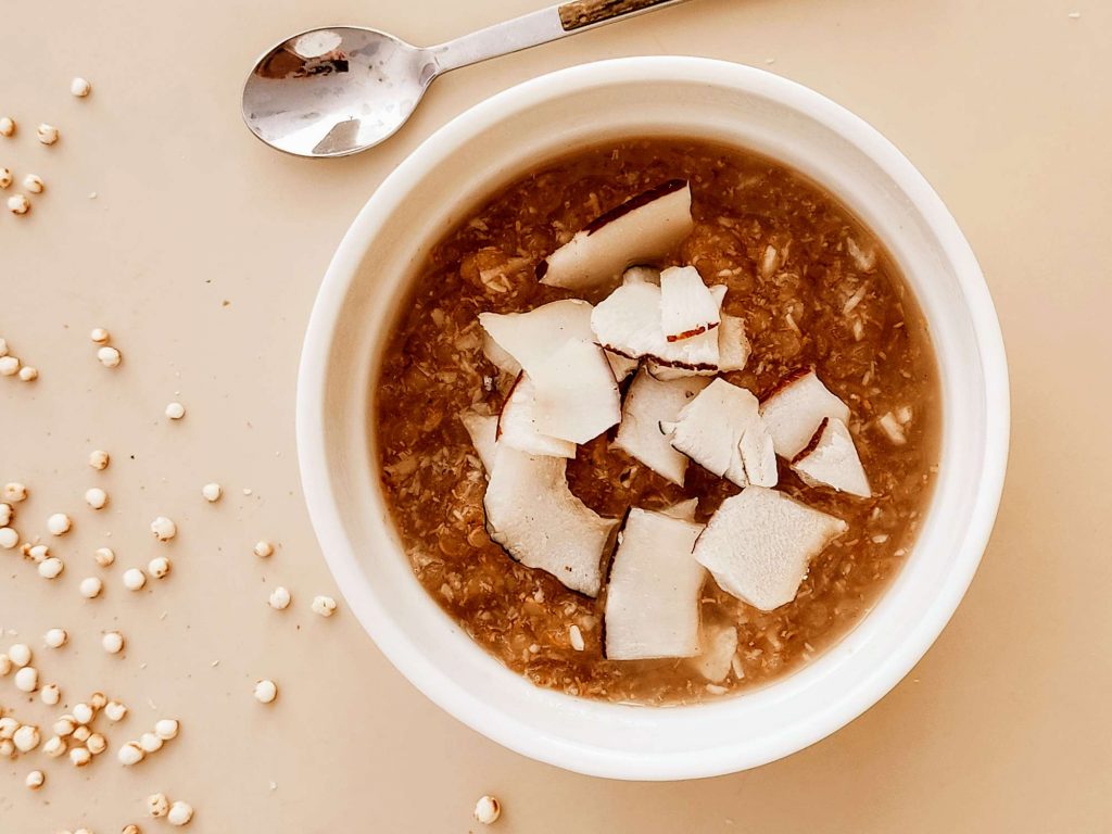Porridge cremoso con quinoa soffiata e cocco senza lattosio e senza glutine