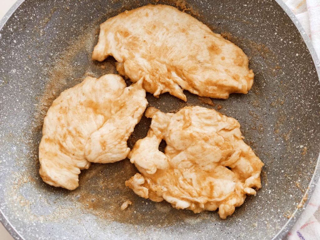 Petto di pollo in padella con farina di ceci