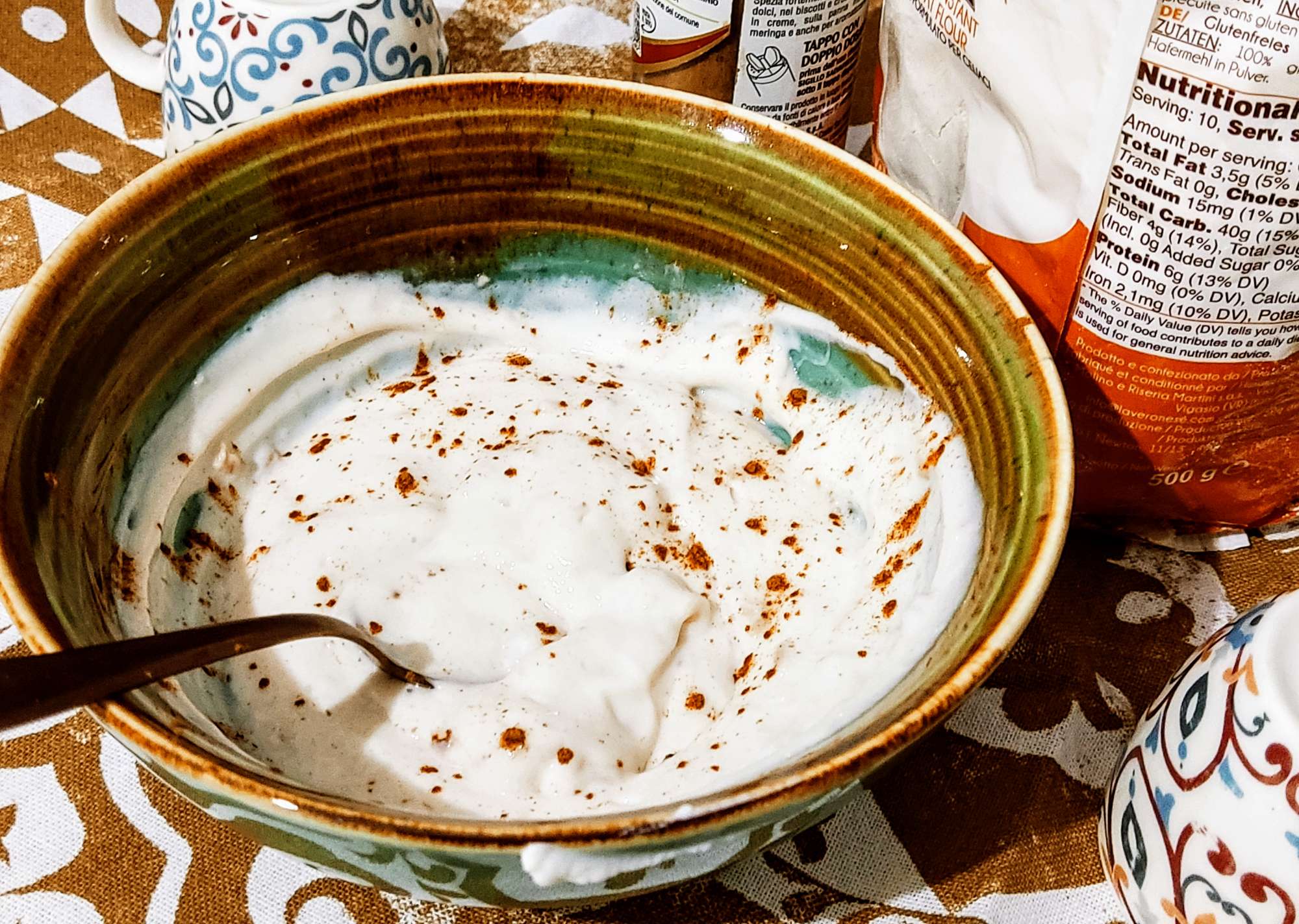 Porridge veloce con farina di avena istantanea e yogurt greco