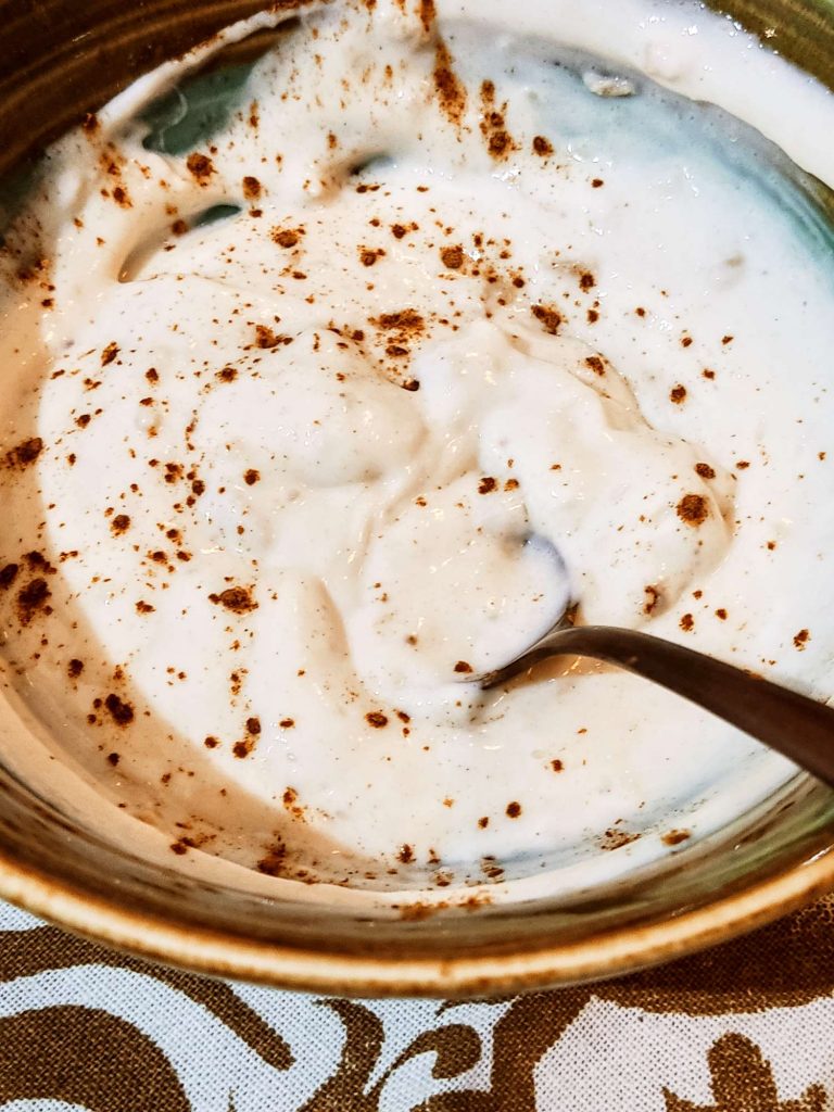 Porridge veloce con farina di avena istantanea e yogurt greco
