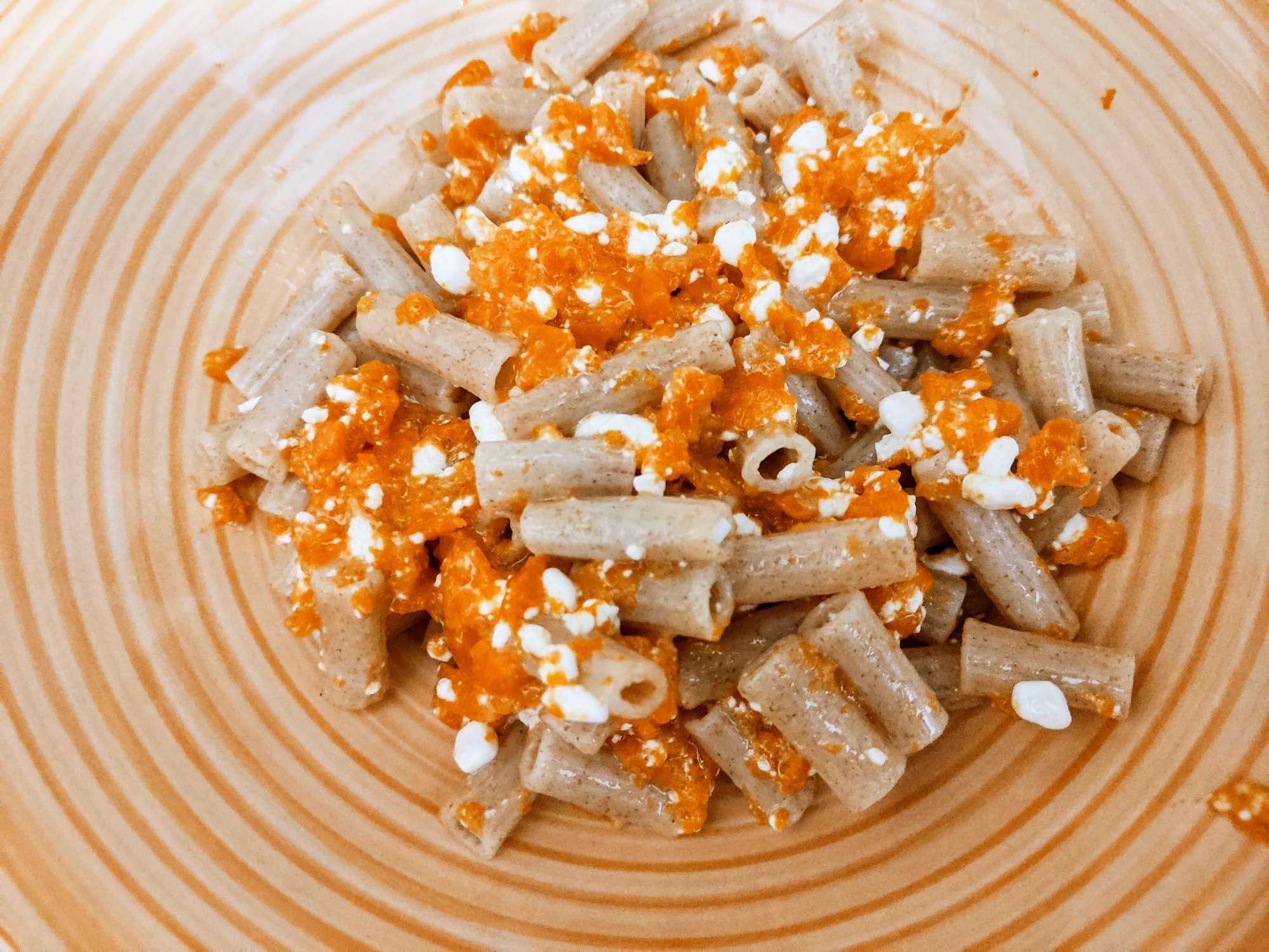 Maccheroncini di farro con carote e fiocchi di latte