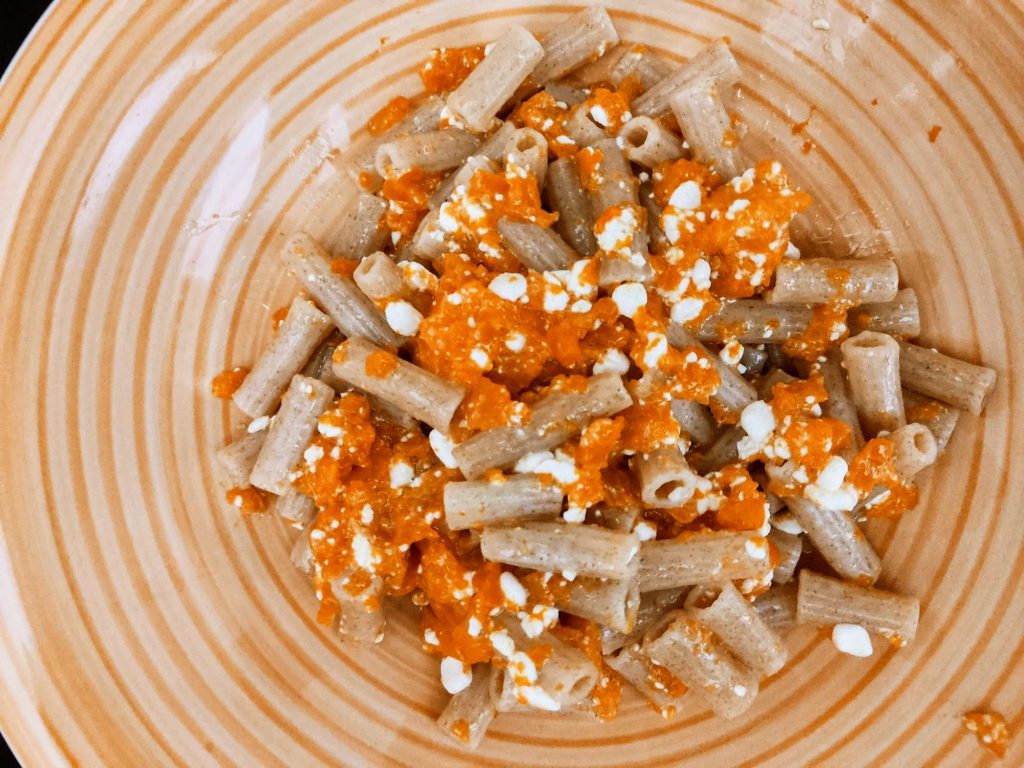 Maccheroncini di farro con carote e fiocchi di latte