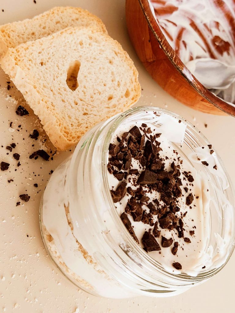 Colazione in barattolo con fette biscottate yogurt greco e cioccolato fondente