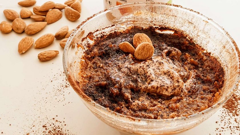 Porridge vegano al cacao con pasta di mandorla