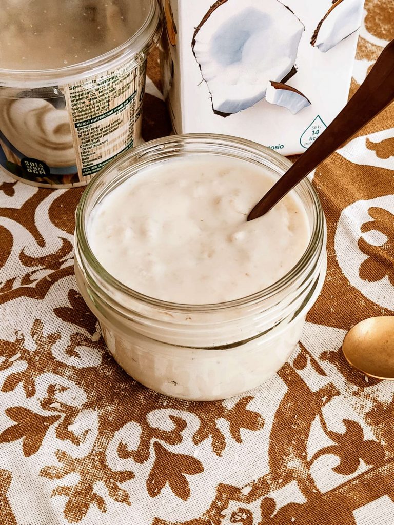 Porridge al latte di cocco con yogurt di soia