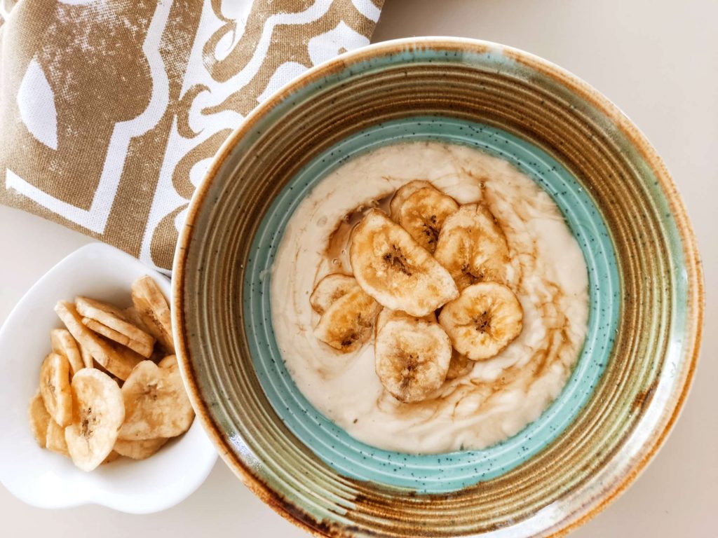 Porridge di avena istantanea con miele e banana