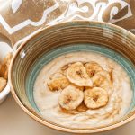 Porridge di avena istantanea con miele e banana