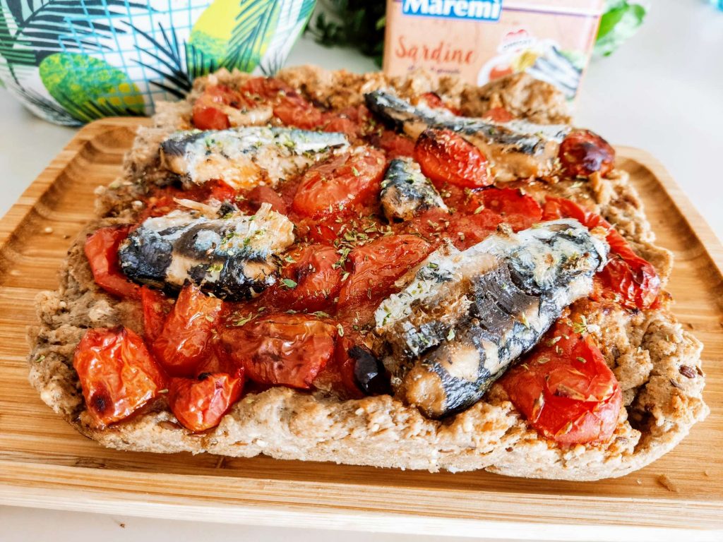 Focaccia rossa in friggitrice ad aria con sardine e pomodoro senza formaggio