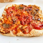 Pizza rossa con peperonata in friggitrice ad aria