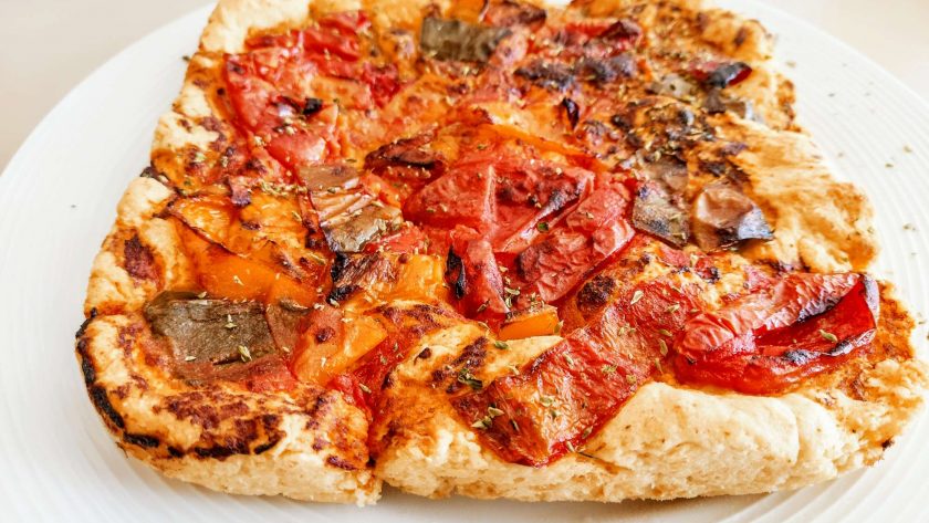 Pizza rossa con peperonata in friggitrice ad aria