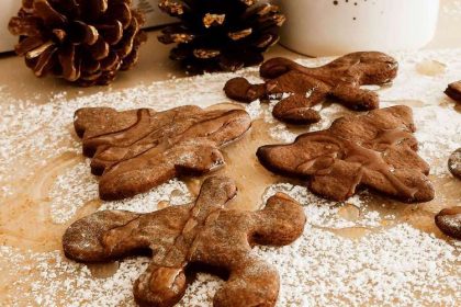 Biscotti per Natale senza uova e senza burro con miele e cacao cotti in friggitrice ad aria