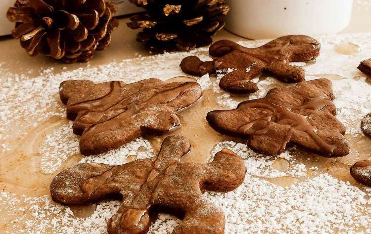 Biscotti per Natale senza uova e senza burro con miele e cacao cotti in friggitrice ad aria