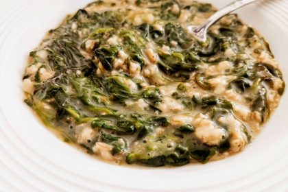 Porridge vegano salato agli spinaci