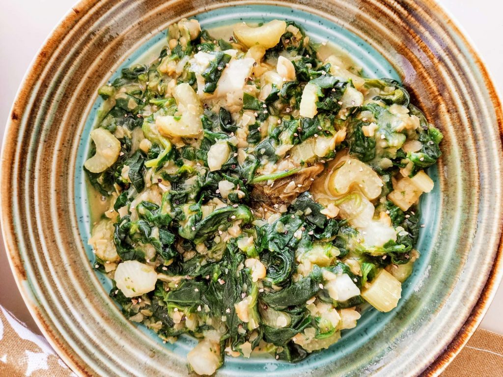 Zuppa di piselli gialli decorticati con verdure