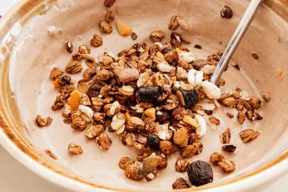 Yogurt bowl con cacao caffè e granola
