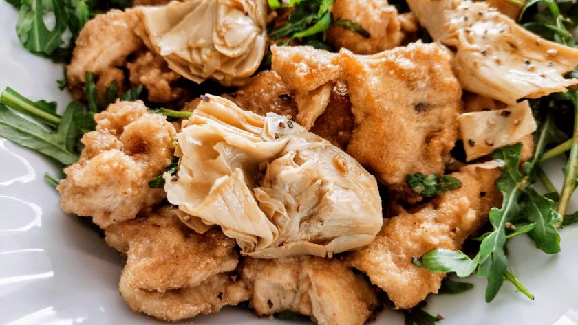 Straccetti di pollo croccanti in insalata con rucola e carciofi sott’olio