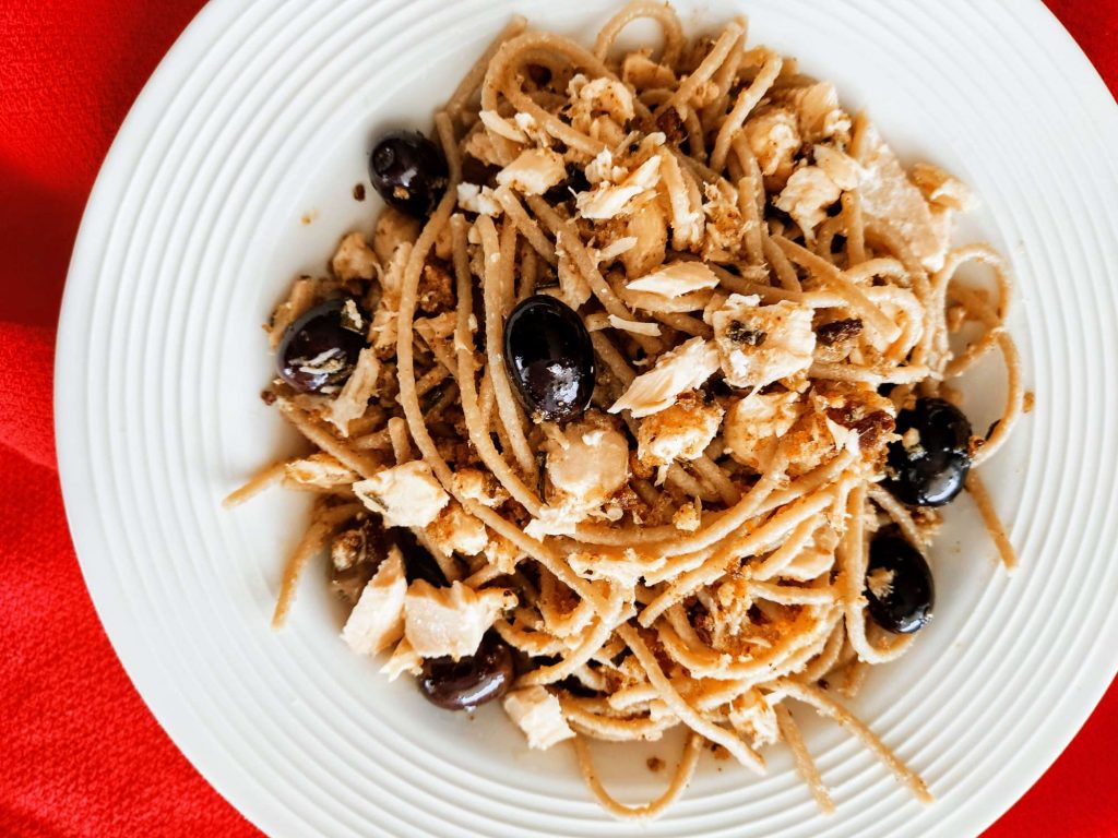 Spaghetti con salmone olive e pangrattato