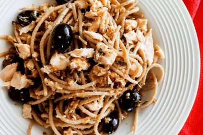 Spaghetti con salmone olive e pangrattato