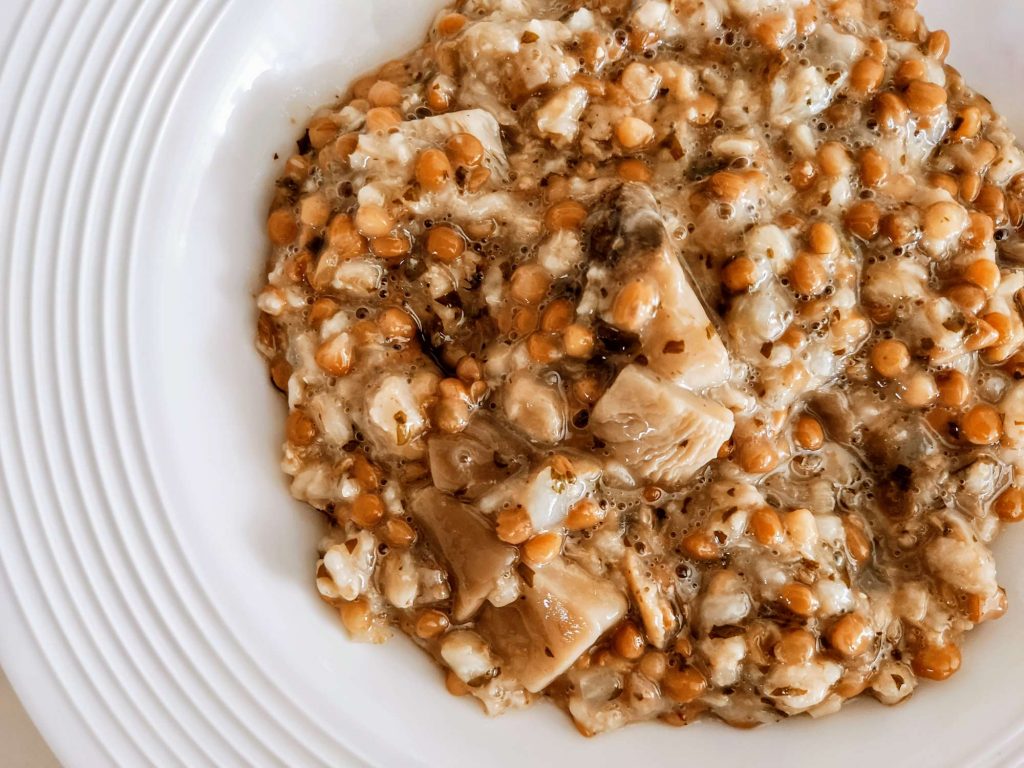 Porridge salato con fiocchi d'avena e lenticchie